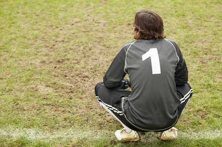 守门员蹲着健身房里迷人的身材性感的女人蹲着用杠铃.