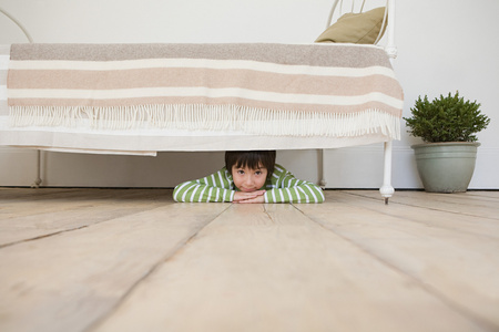 躲在床下的男孩照片