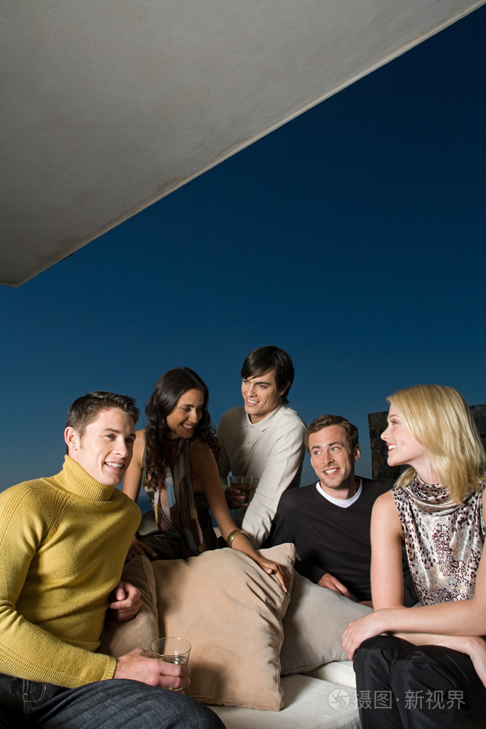 朋友之间相互交谈