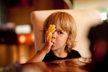 这孩子吃意大利面.意大利儿童食品.