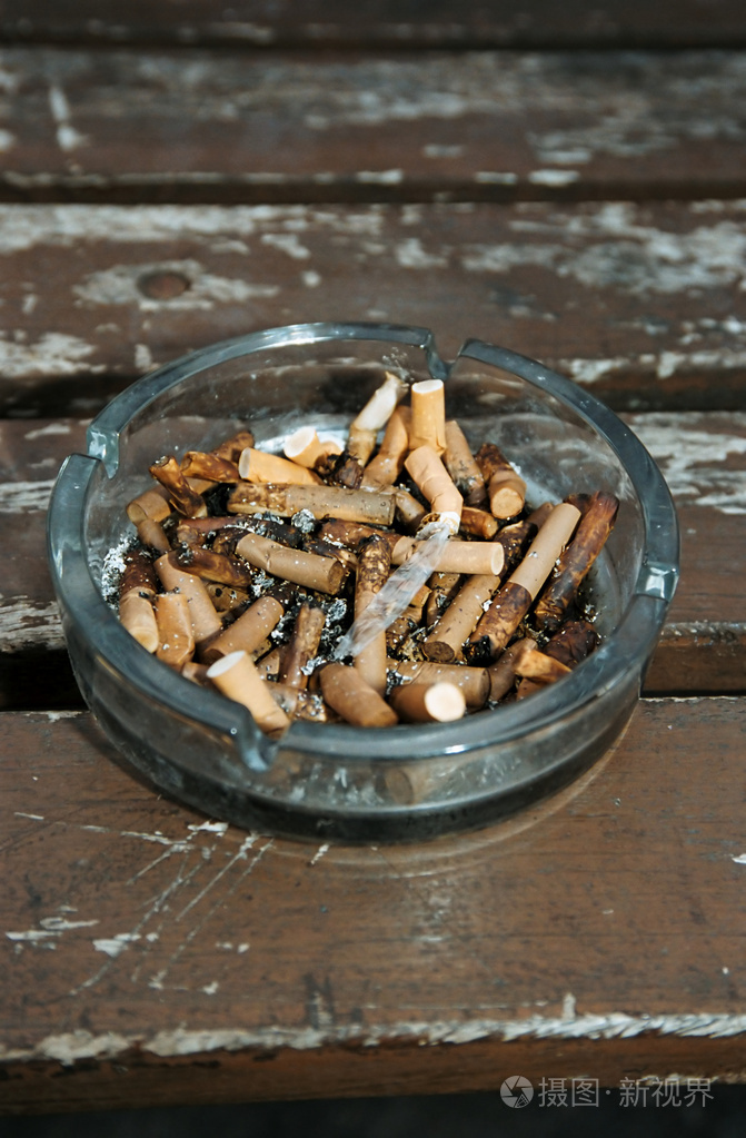 装满烟头的烟灰缸