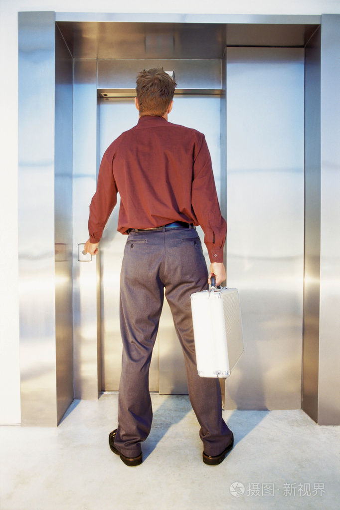 等电梯的商务男人