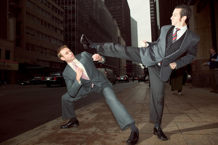两个男人打架图片