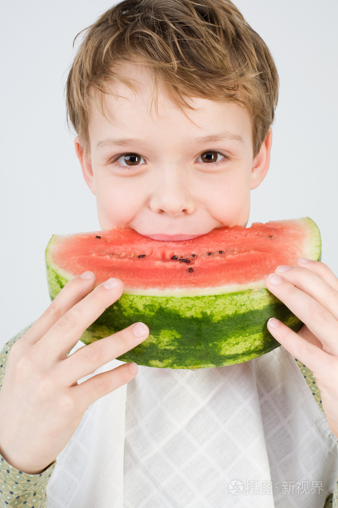男孩吃西瓜照片-正版商用图片0gqpo6-摄图新视界