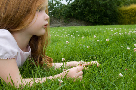 小孩趴在地上图片