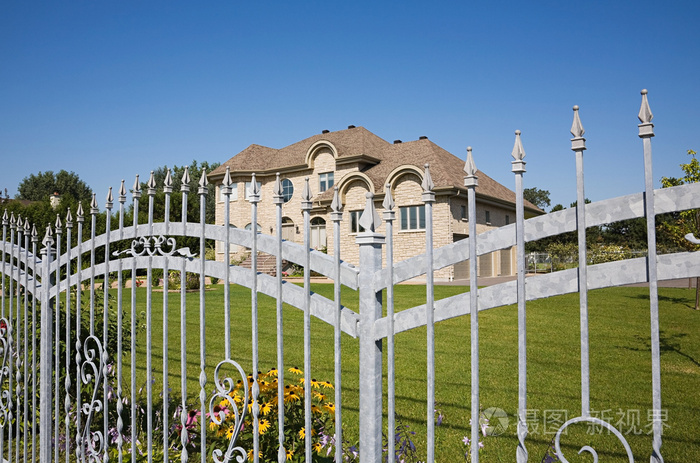 铁栅栏里的大房子