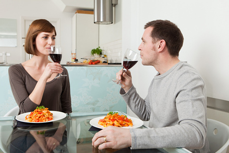 两个人吃饭图片