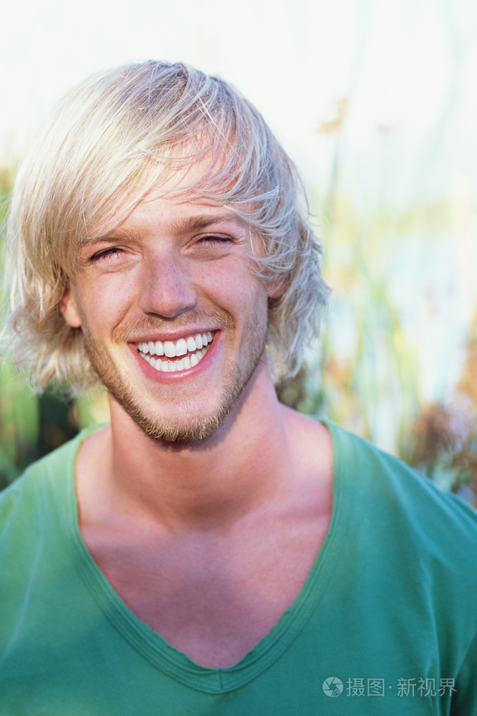 年轻的金发男人