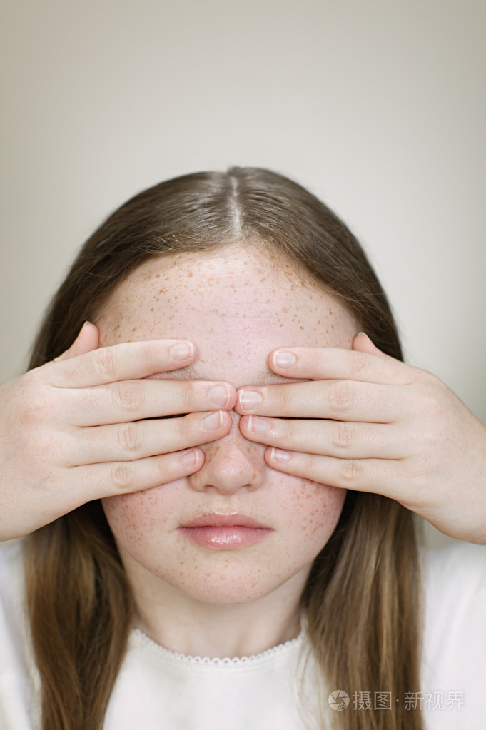 双手遮住眼睛的女孩