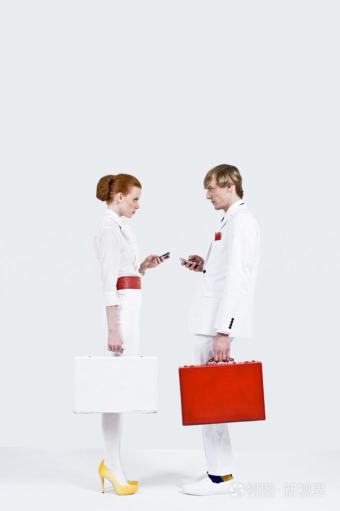 商务人士使用手机面对面交流