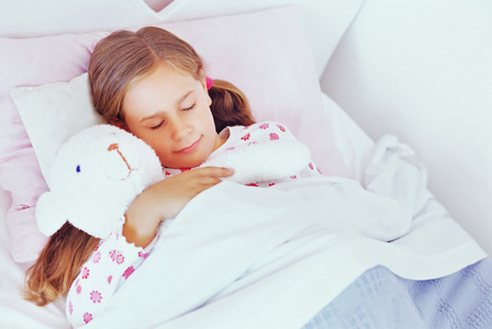 外国人睡睡在床上的女孩照片