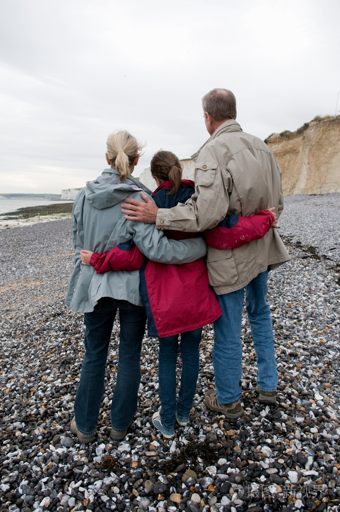 海滩上的祖孙三人照片-正版商用图片0gqsda-摄图新视界