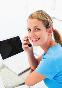 耳机外国人戴耳机的客服照片