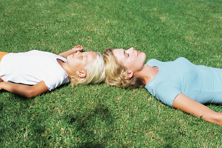 躺在草地上的母女照片