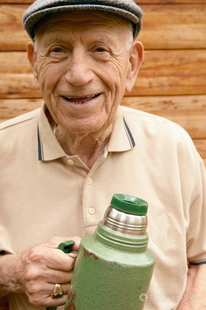 拿着水壶的老人