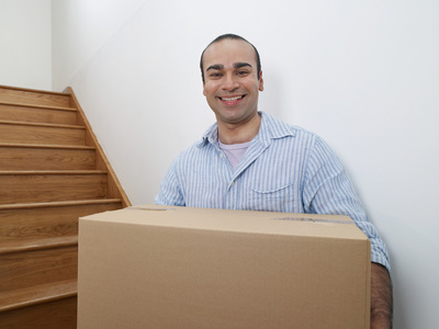 搬东西的男人图片