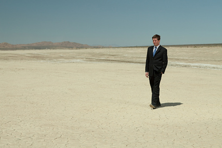 干涸的湖床沙漠里的商人照片