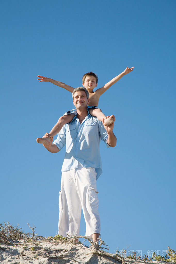 父亲肩上的男孩