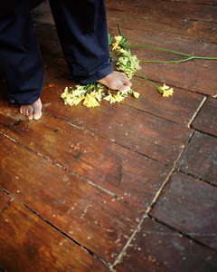 在宁静的地方踩着禅水花园欺负孩子扁字跳绿色草坪和踩踏花卉脚踩着