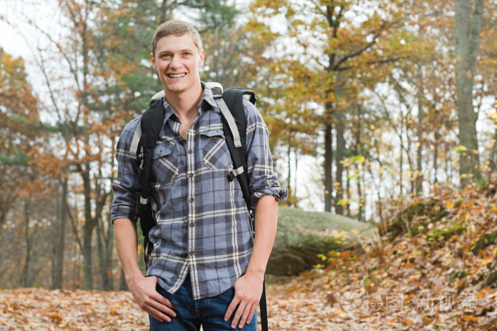 森林里背着背包的年轻人