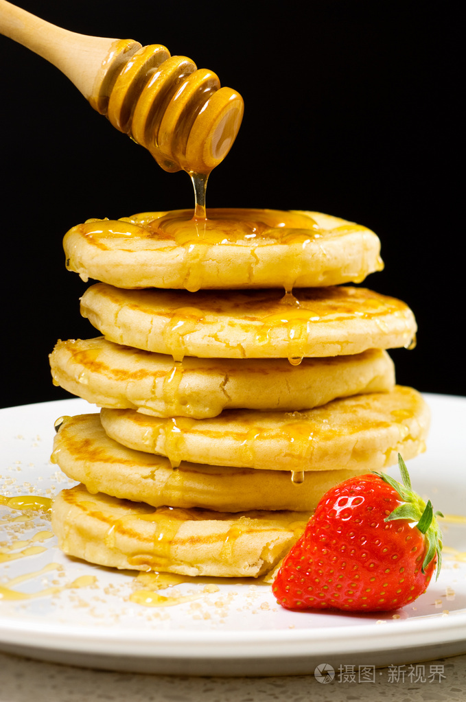 蜂蜜浇在薄烤饼上
