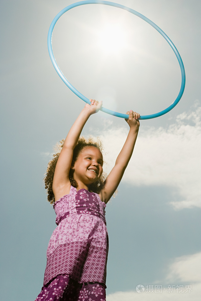 玩呼啦圈的女孩