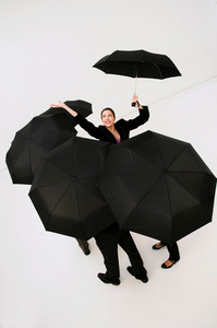 撑伞的商务人士图片