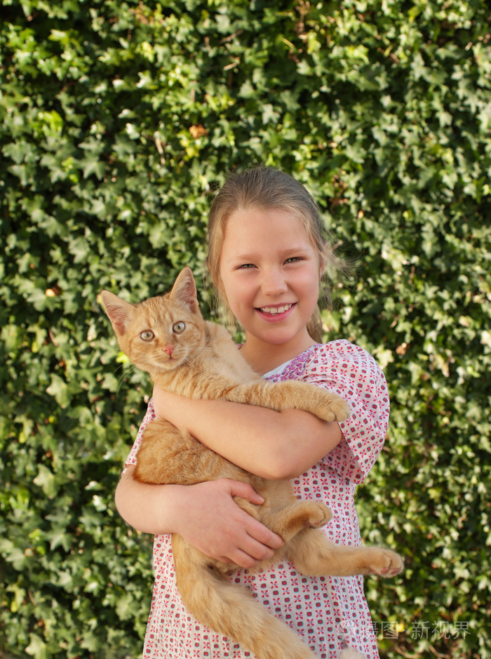 抱着宠物猫的小女孩