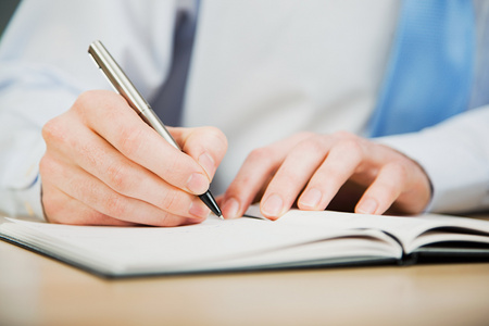 年轻男性写日记上班族写日记照片