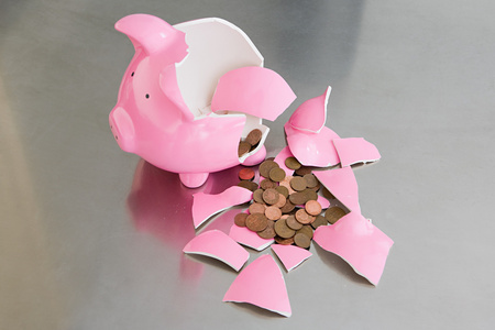 破损的小猪存钱罐照片