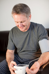 老人测量血压图片