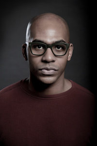 戴眼镜外国人图片