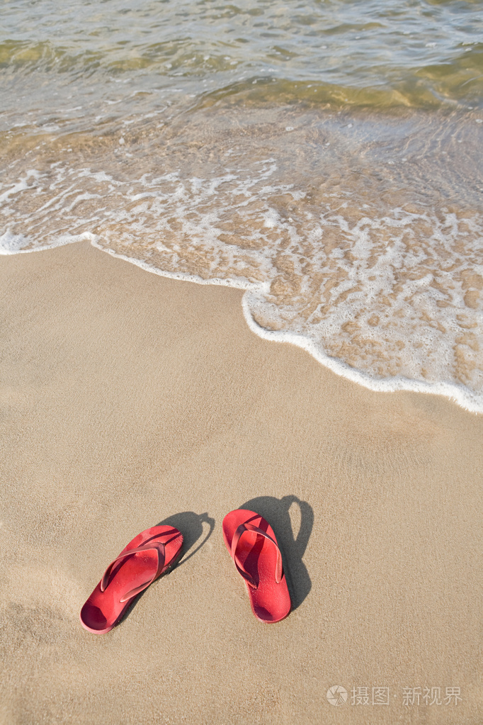 沙滩上的人字拖