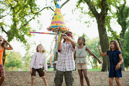 玩游戏的外国人玩游戏的孩子们照片
