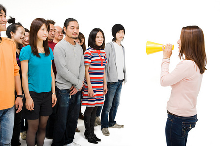 中年人群人群和带喇叭的女人照片
