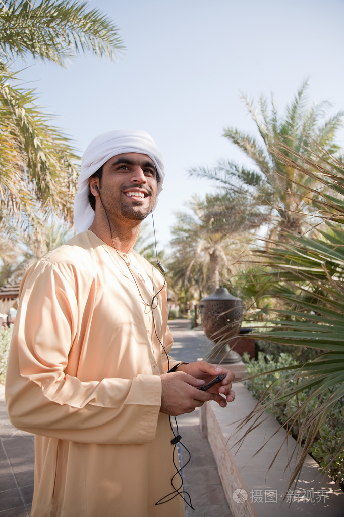 中东人在手机上听音乐
