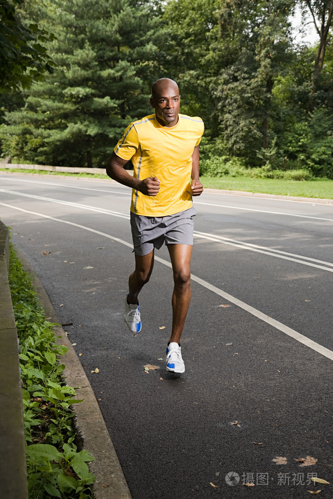 公路上的跑步者