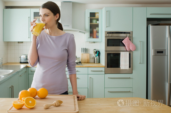 喝橙汁的女人