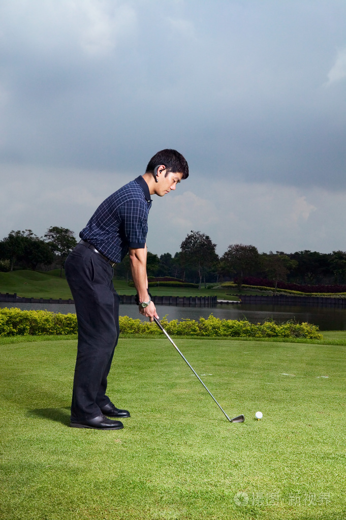 打高尔夫球的人
