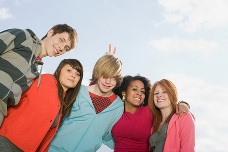 一群外国人图片