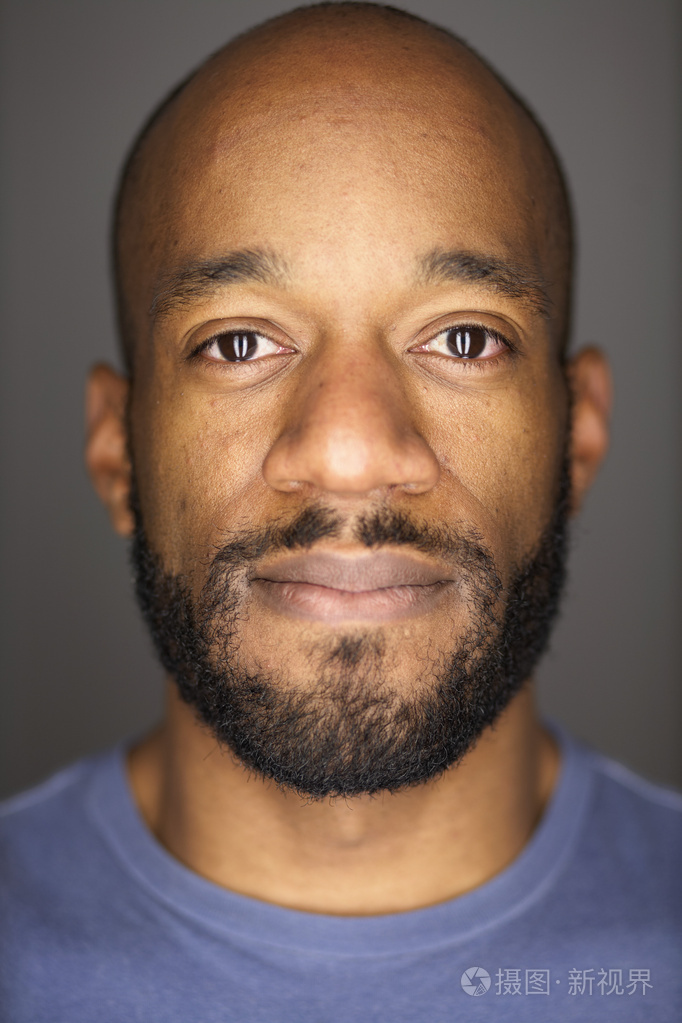 留胡子的中年男子肖像