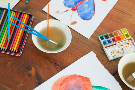 孩子指着绘画画笔图片