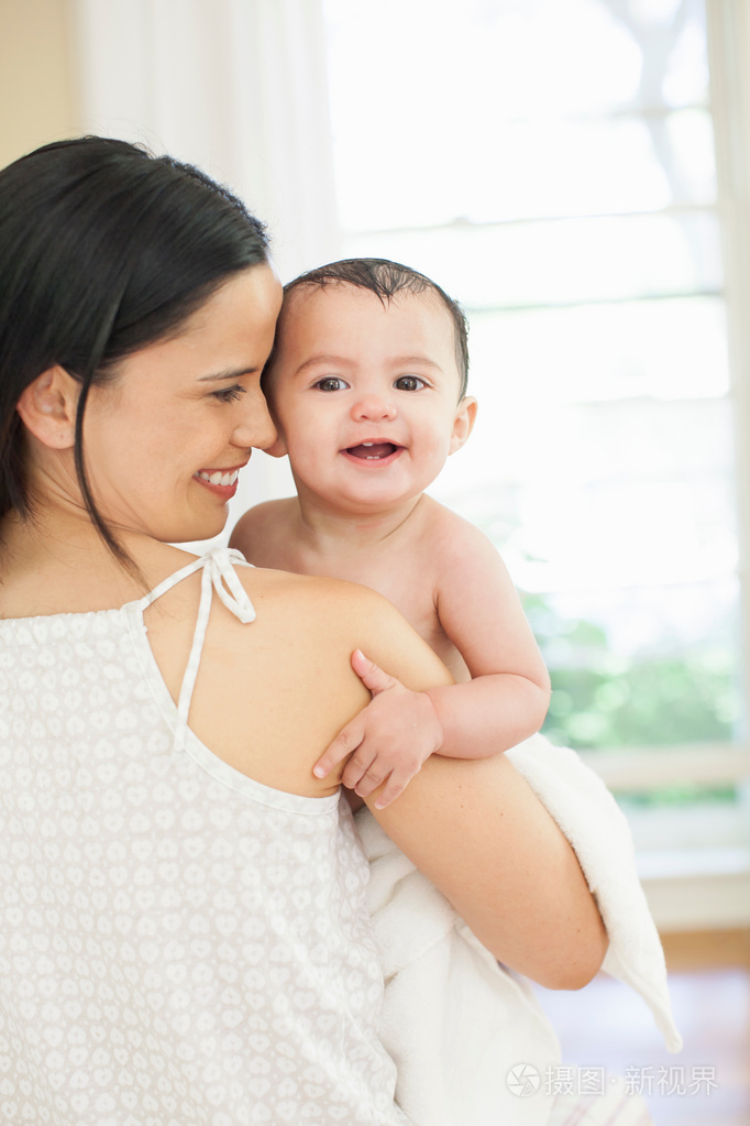 妈妈洗澡后抱着小女孩