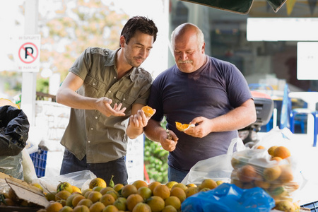 卖水果的人照片