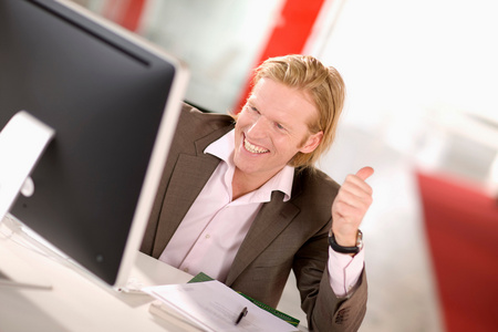 外国人竖起大拇指在办公室工作的人照片