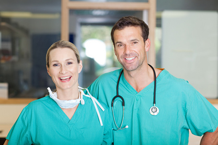 微笑外国人两个外科医生微笑着照片