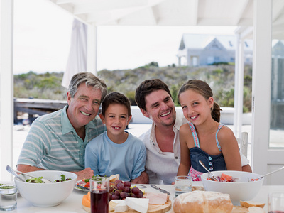 三代吃饭户外家庭餐照片