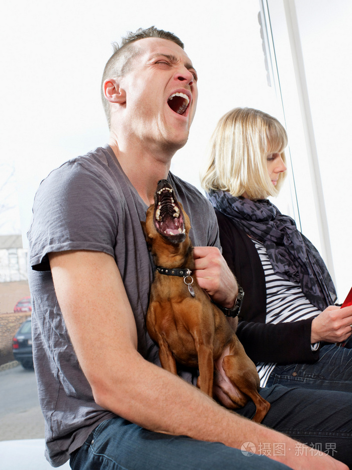 主人和狗一起嚎叫