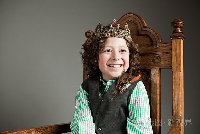 戴着金王冠的小男孩