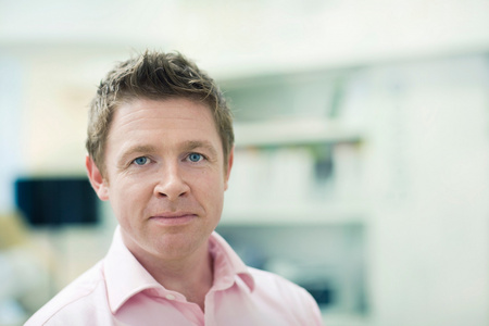 外国男人眼睛特写一群成熟的中年人在绿色公园野餐,烧烤外国商务女性